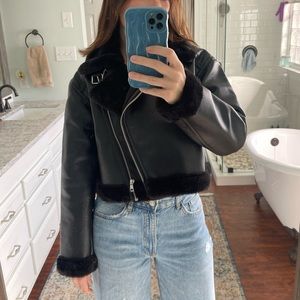 H&M FAUX LEATHER cropped jacket w/ faux fur trim